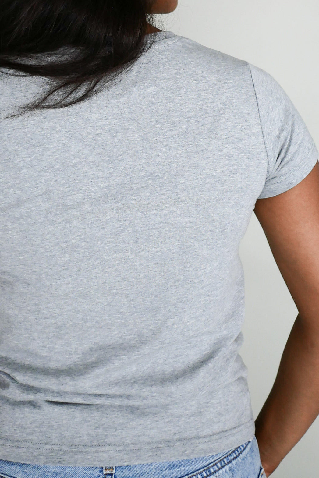 Arela Kim - naisten harmaa t-paita