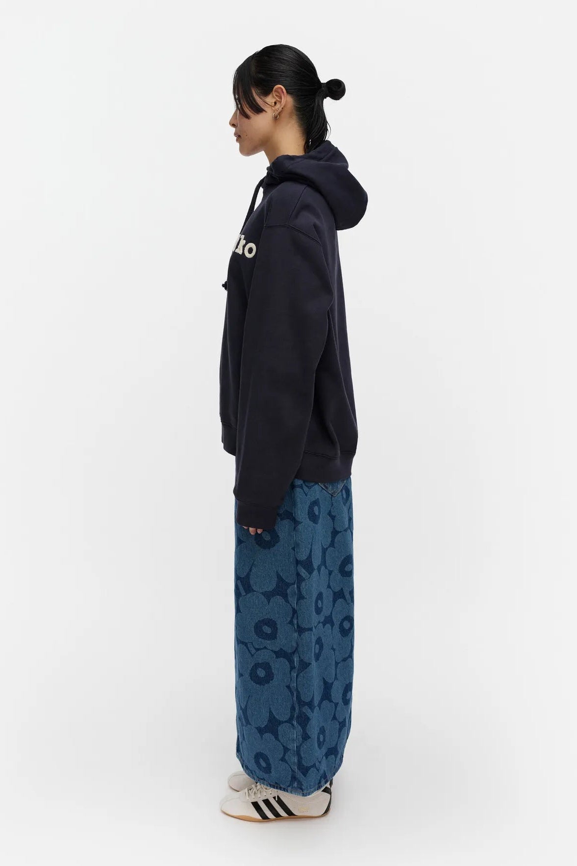 Marimekko Skripti Logo Placement Kioski huppari - tummansininen / kerma