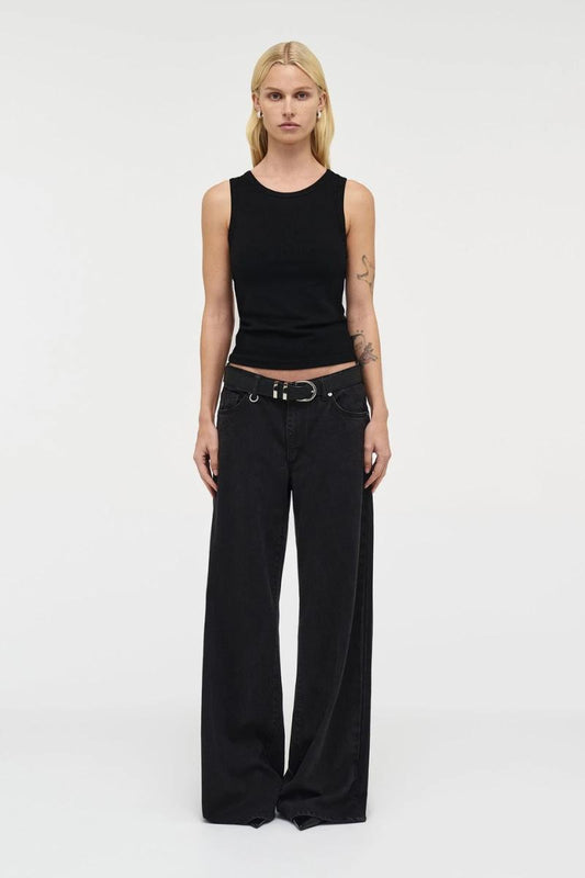 Naisten tummat farkut