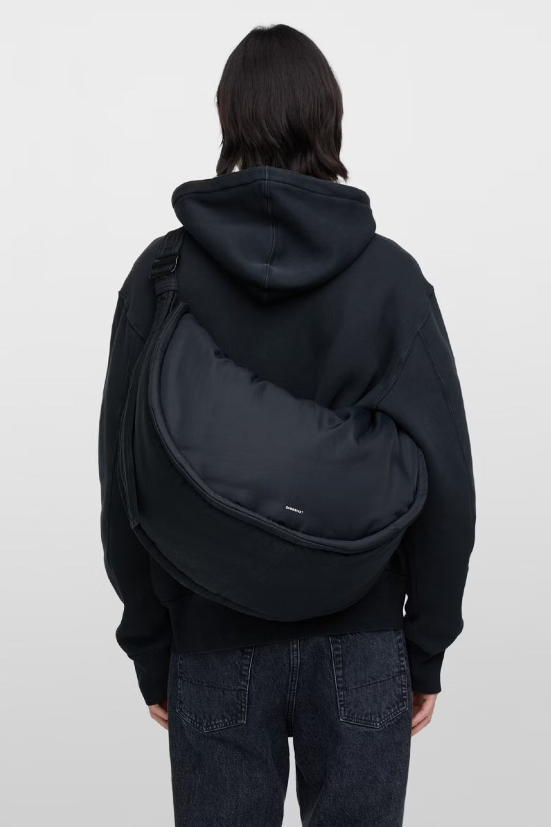 Sandqvist Curve Half Moon bag - Black