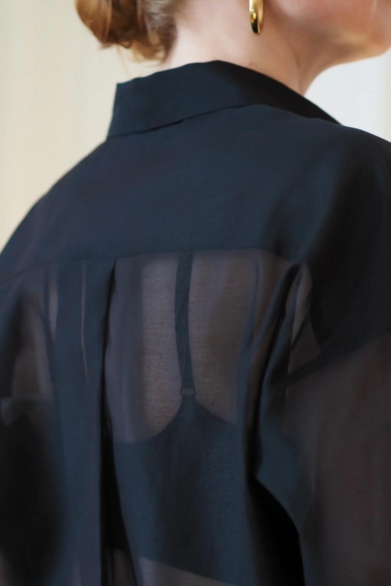 naisten musta kauluspaita