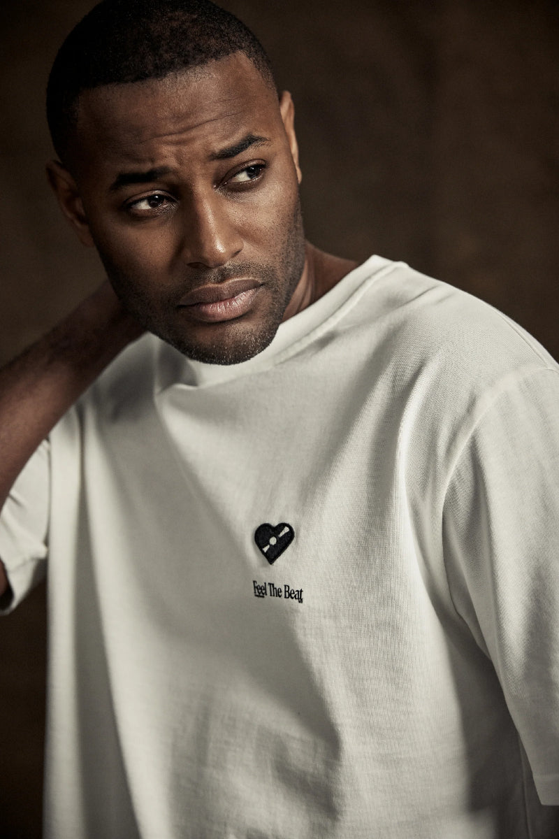 AVENY Berkeley Tee Feel The Beat Patch - Almost White