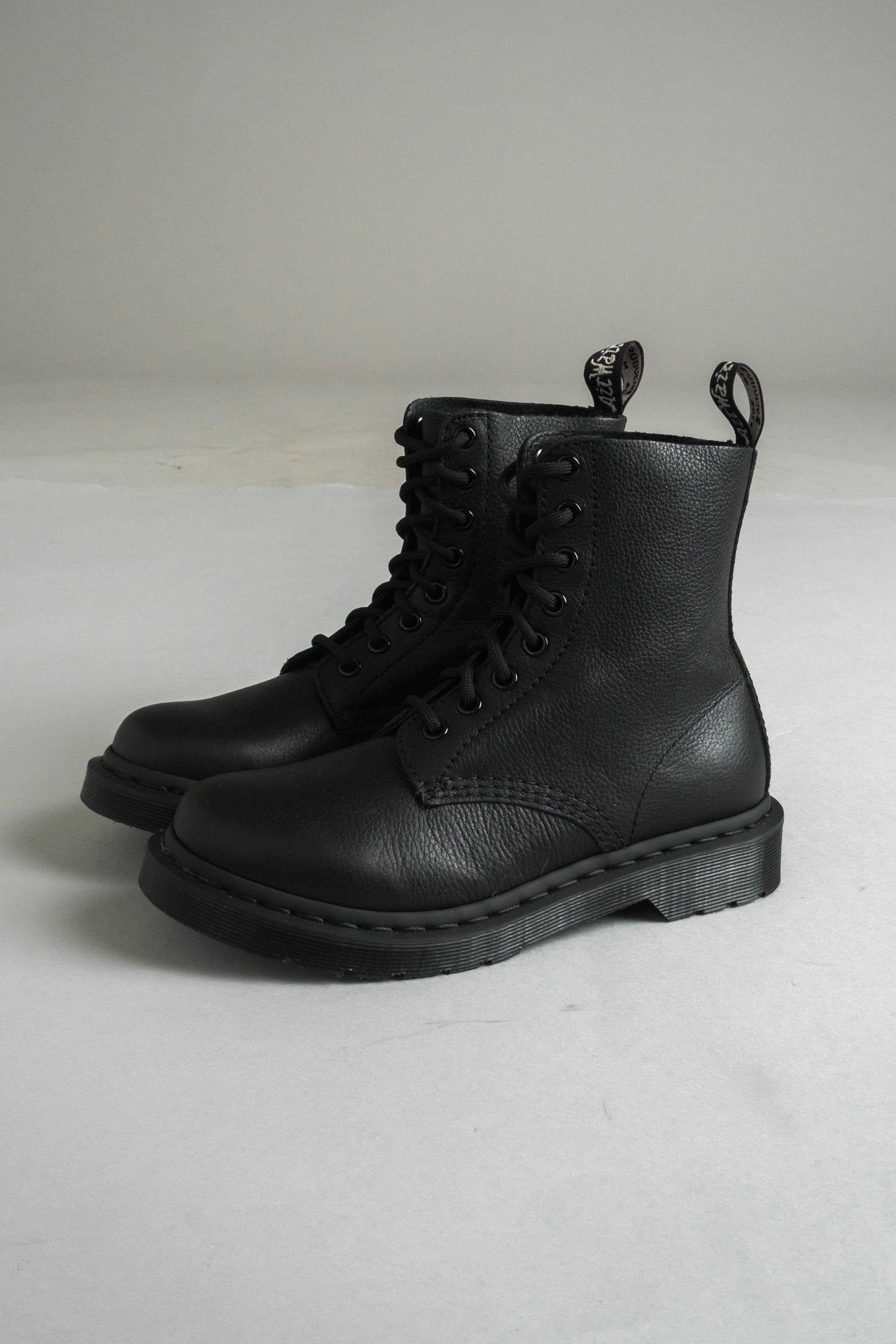 Naisten Dr. Martens Pascal Virginia Mono black | INCH" verkkokauppa