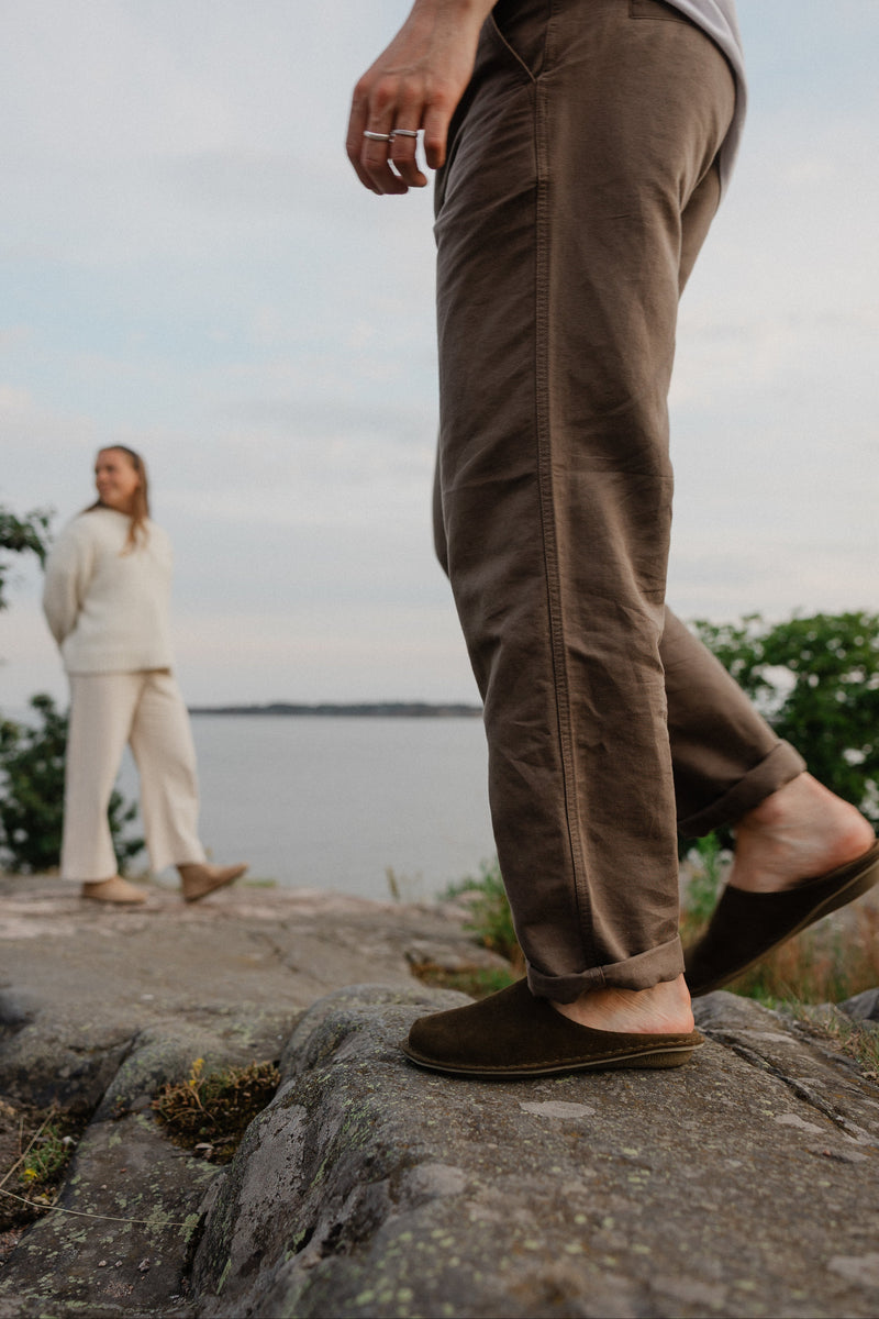 VIBAe ROMA Bio Suede Bosco Khaki kengät jalassa ulkona kallioilla