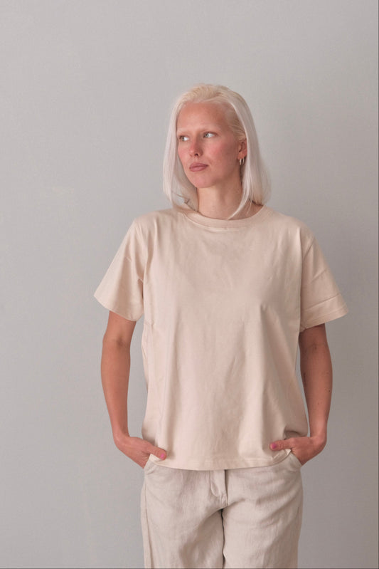 Naisten vaalea oversize T-paita