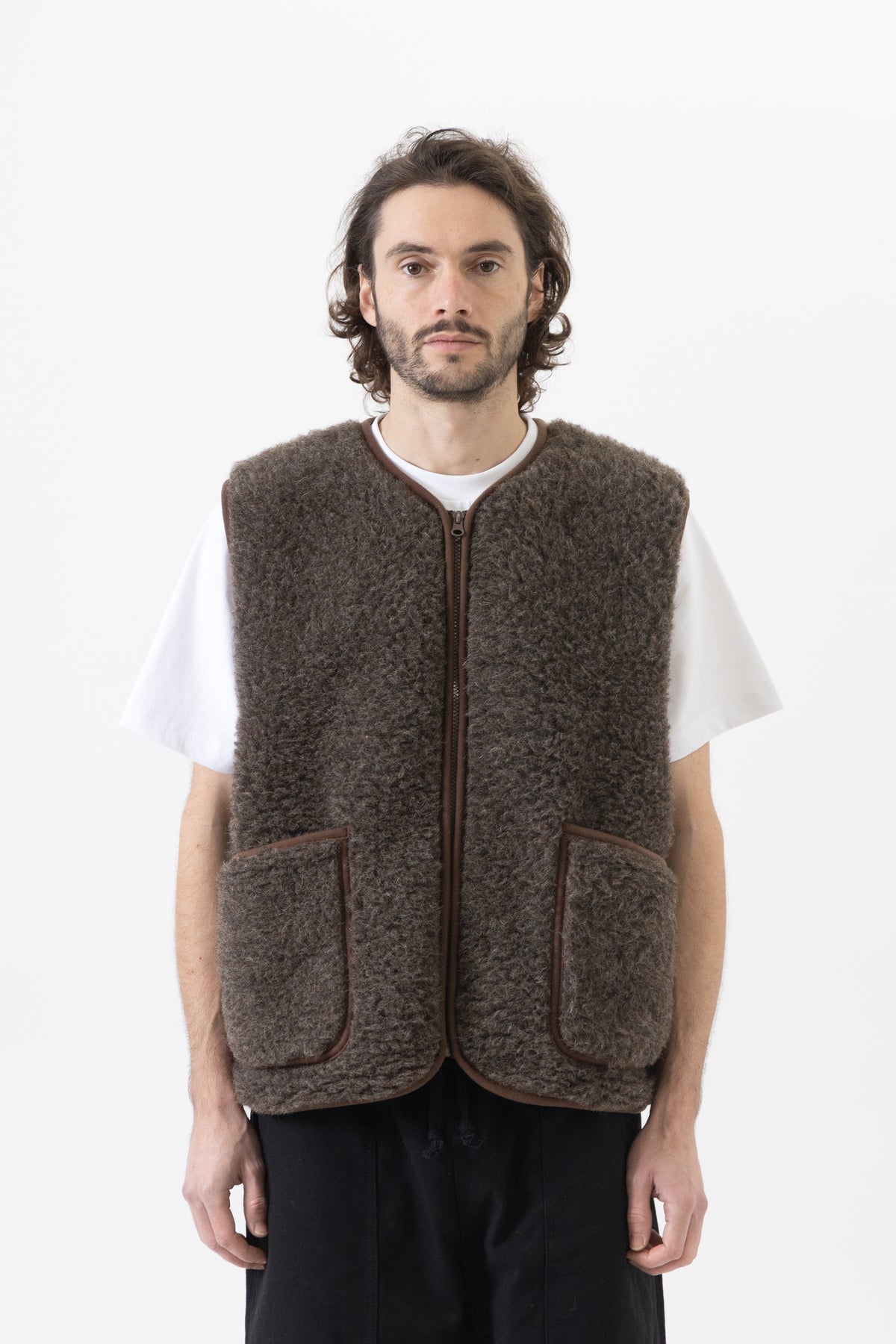 Coldbreaker Pepitco Vest, tummanruskea villaliivi, mallin yllä edestä