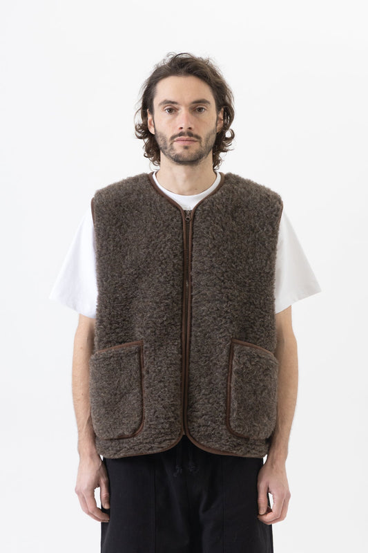 Coldbreaker Pepitco Vest, tummanruskea villaliivi, mallin yllä edestä