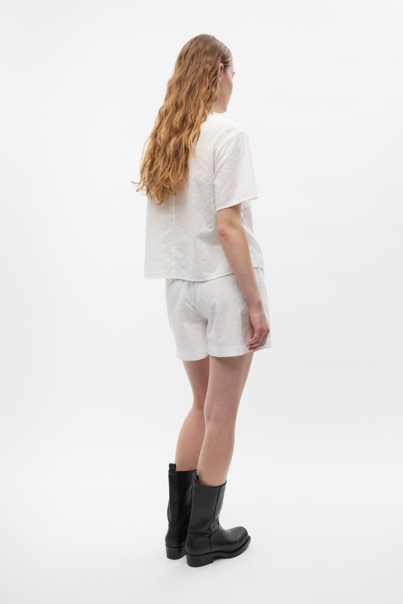 Valkoiset kirjotut shortsit