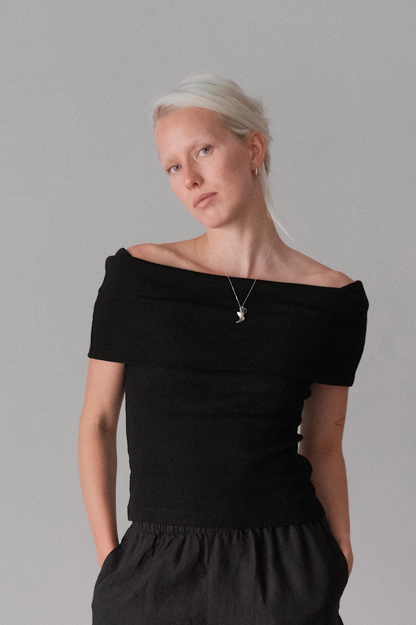 Musta offshoulder-toppi