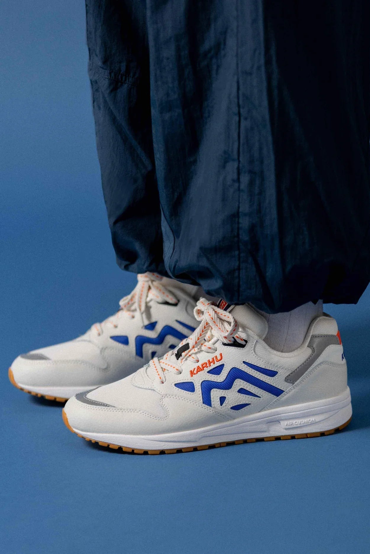 Karhu Legacy 96 men - Blanc de blanc / Dazzling blue