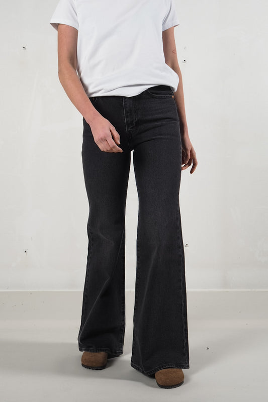 Levi’s Ribcage Bell - On The Town To Crackle