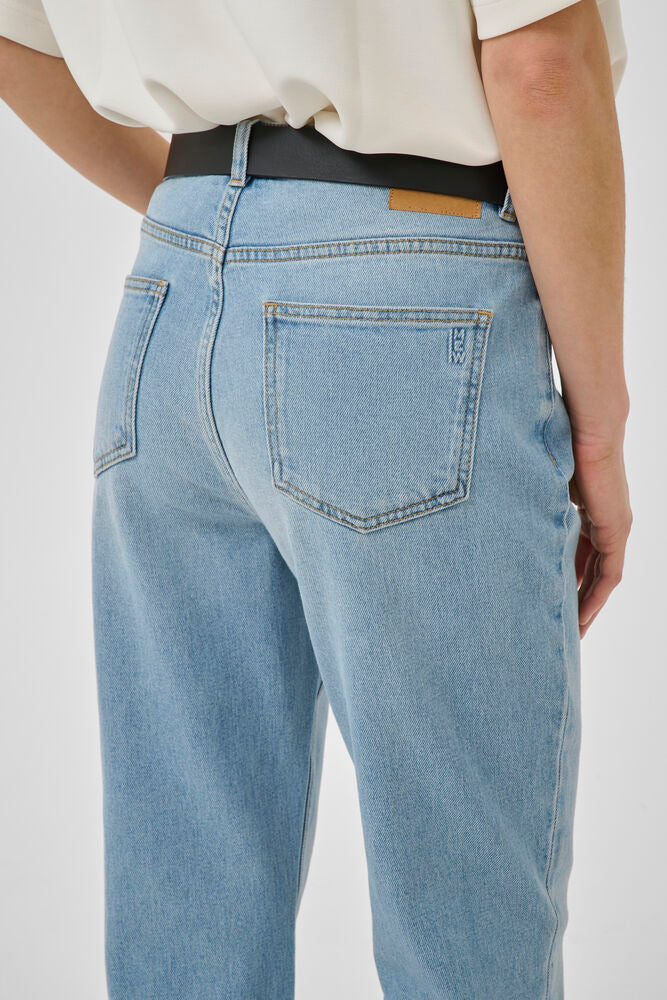 My Essential Wardrobe 07 The Isa 139 Straight - light blue wash