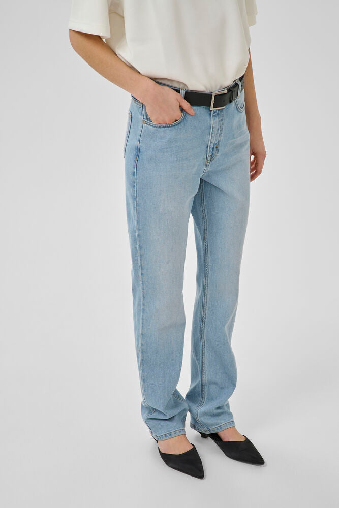 My Essential Wardrobe 07 The Isa 139 Straight - light blue wash