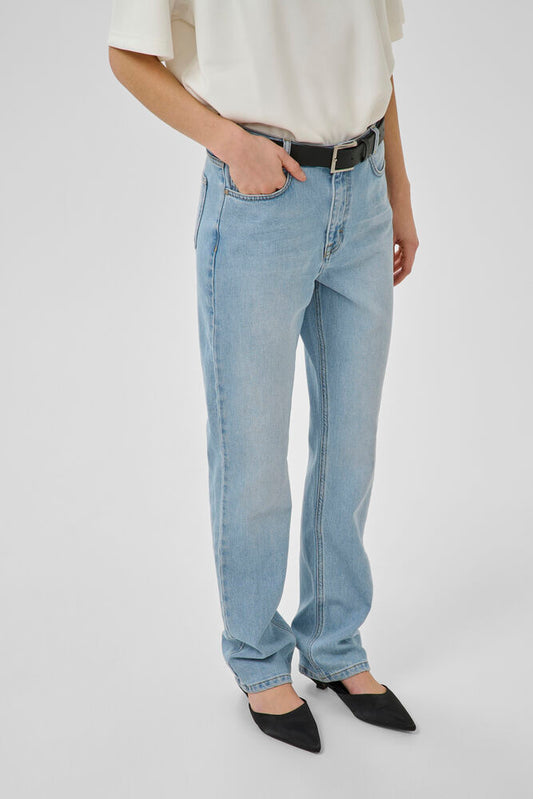 My Essential Wardrobe 07 The Isa 139 Straight - light blue wash
