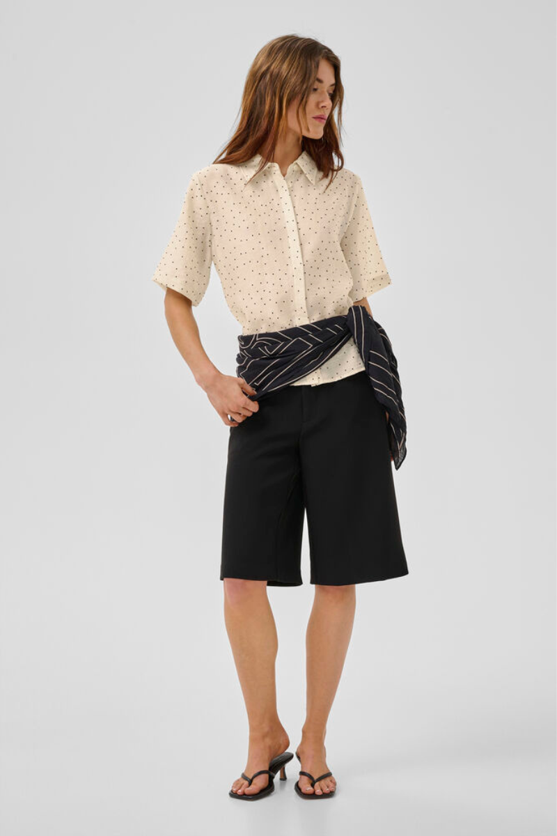 My Essential Wardrobe MWHally SS Boxy shirt - oatmeal w. dots