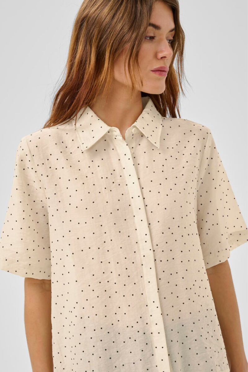 My Essential Wardrobe MWHally SS Boxy shirt - oatmeal w. dots