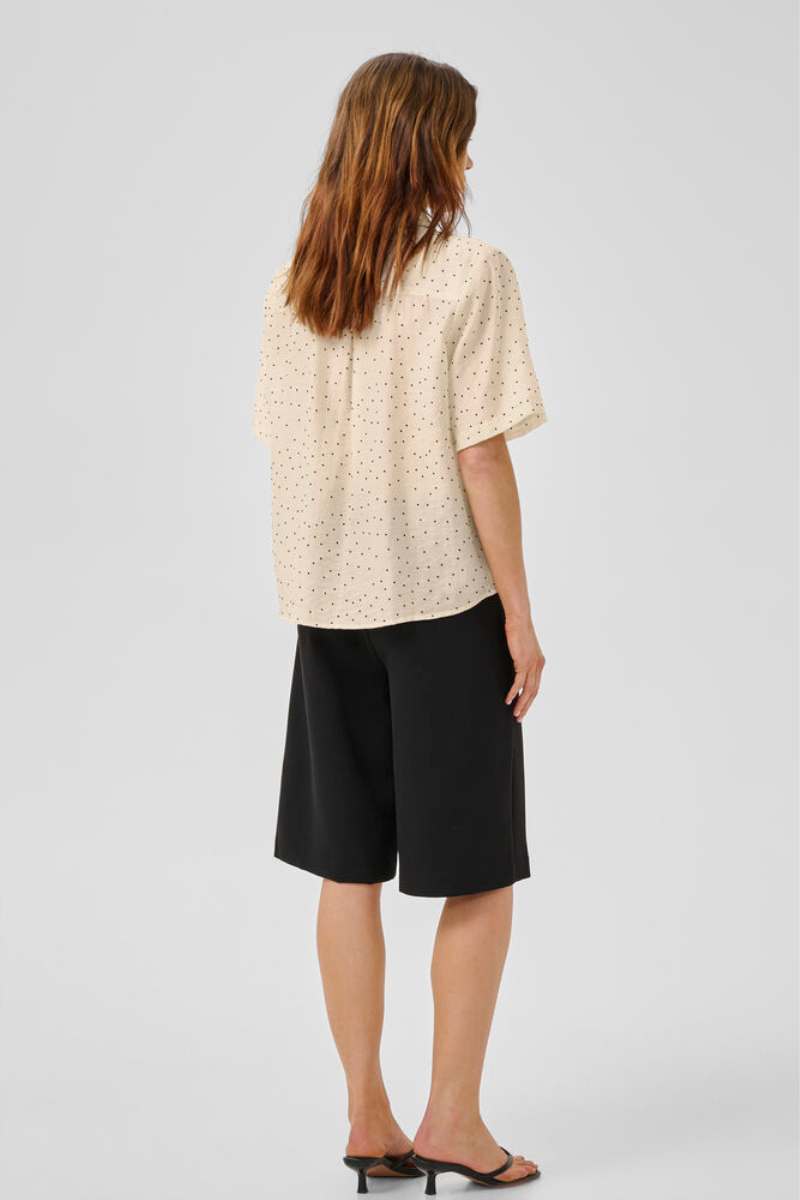 My Essential Wardrobe MWHally SS Boxy shirt - oatmeal w. dots