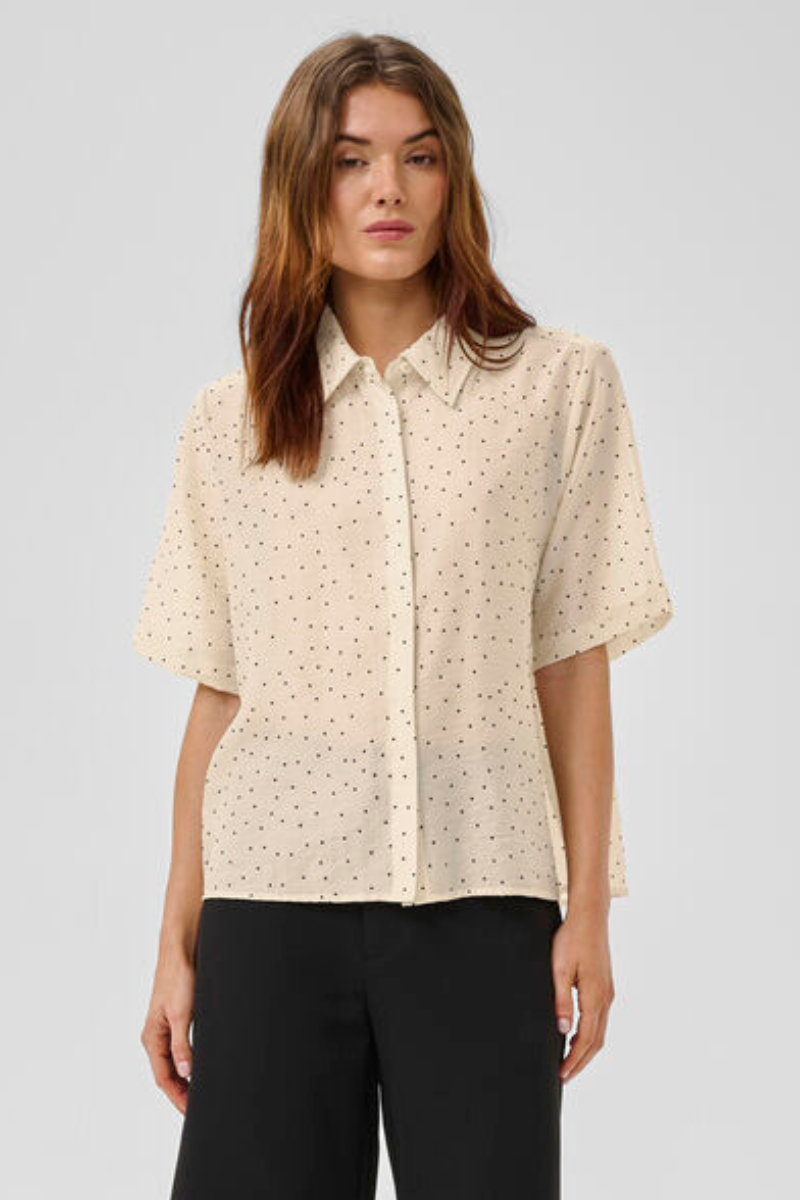 My Essential Wardrobe MWHally SS Boxy shirt - oatmeal w. dots