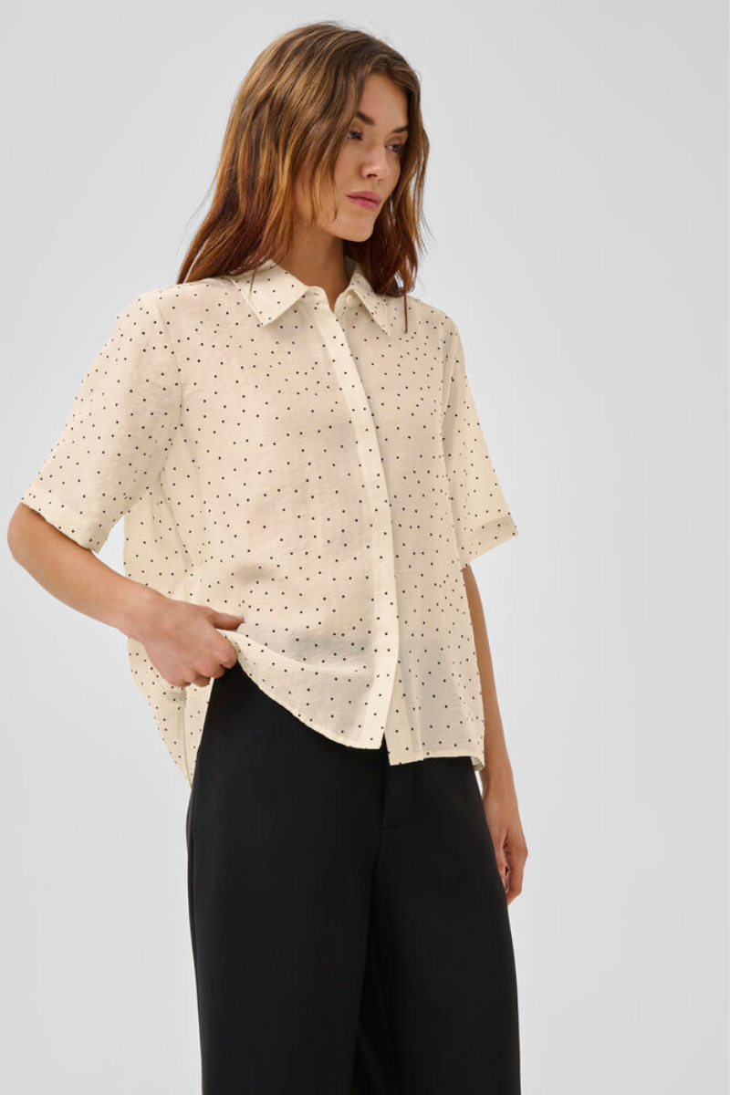 My Essential Wardrobe MWHally SS Boxy shirt - oatmeal w. dots