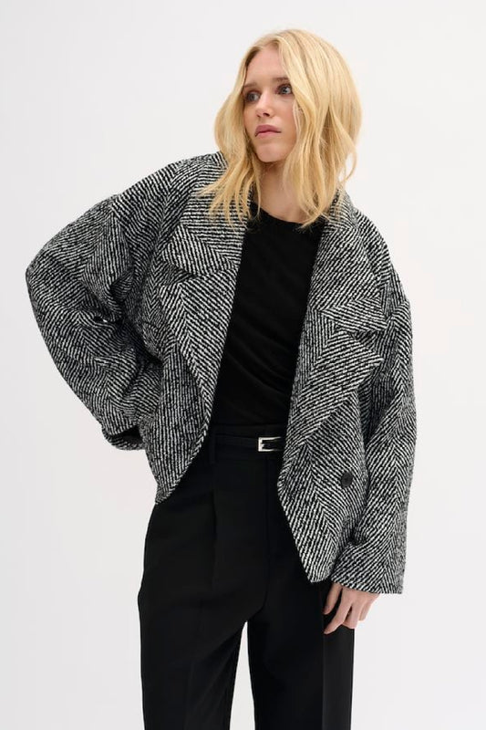 My-Essential-Wardrobe-MaggieMW-coat-black-offwhite-combo