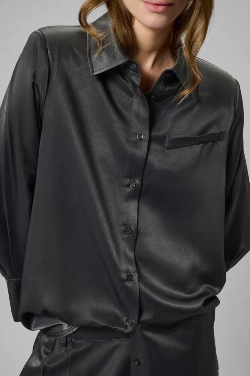 naisten kiiltävä musta kauluspaita