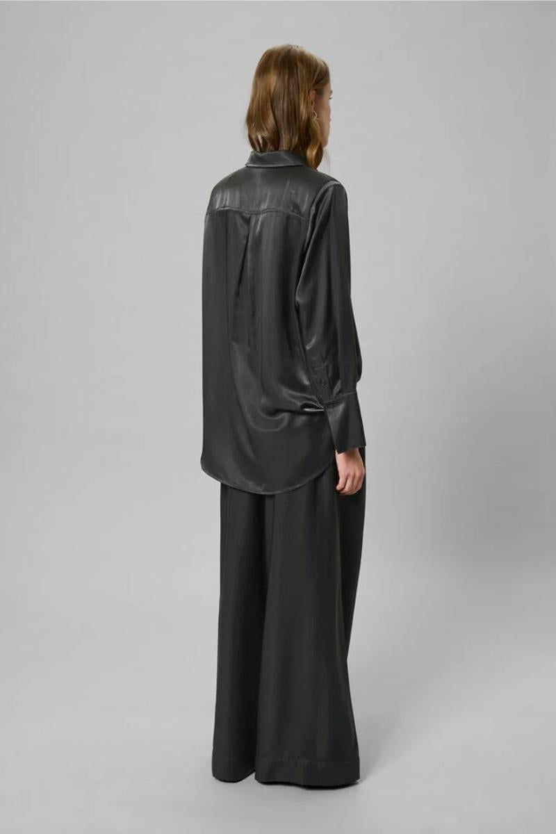 naisten kiiltävä musta kauluspaita