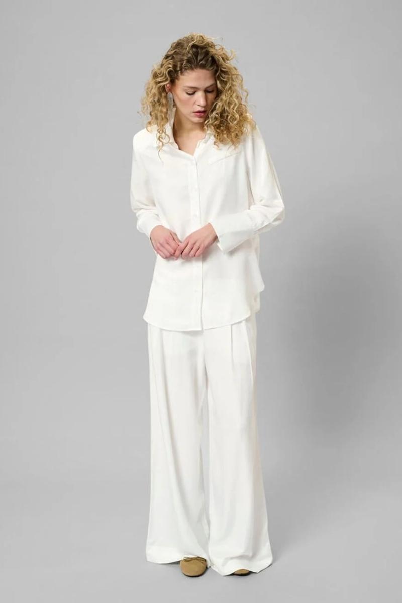 Naisten valkoinen kauluspaita