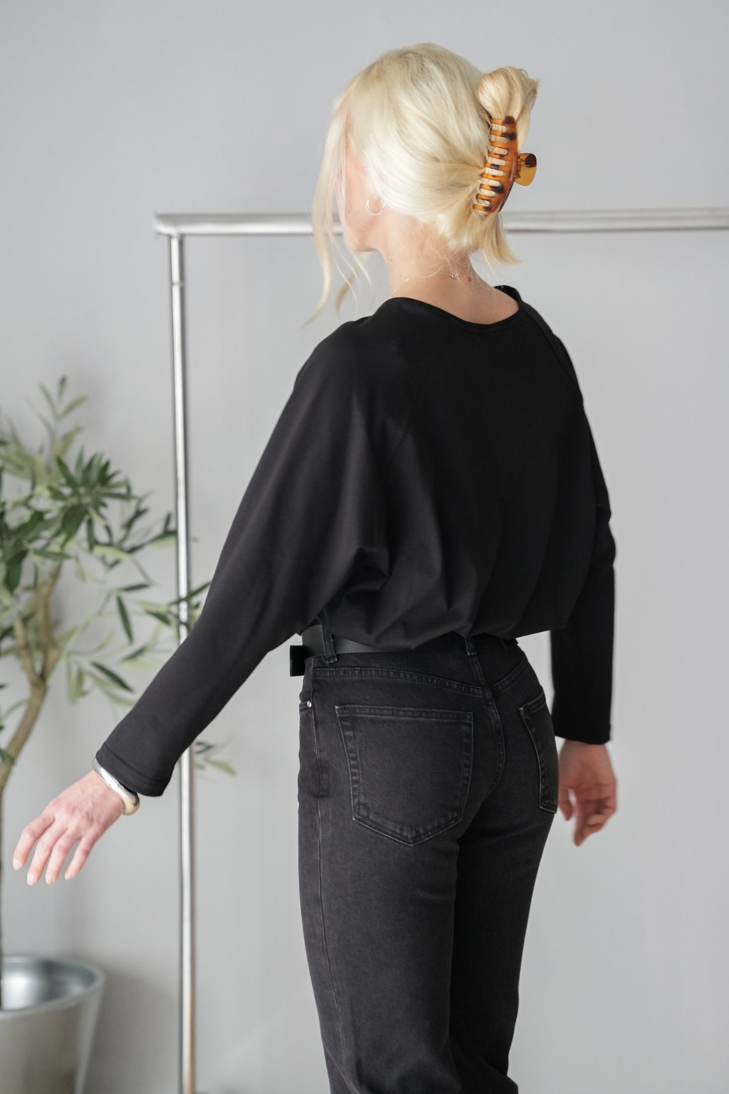 naisten musta pitkähihainen paita