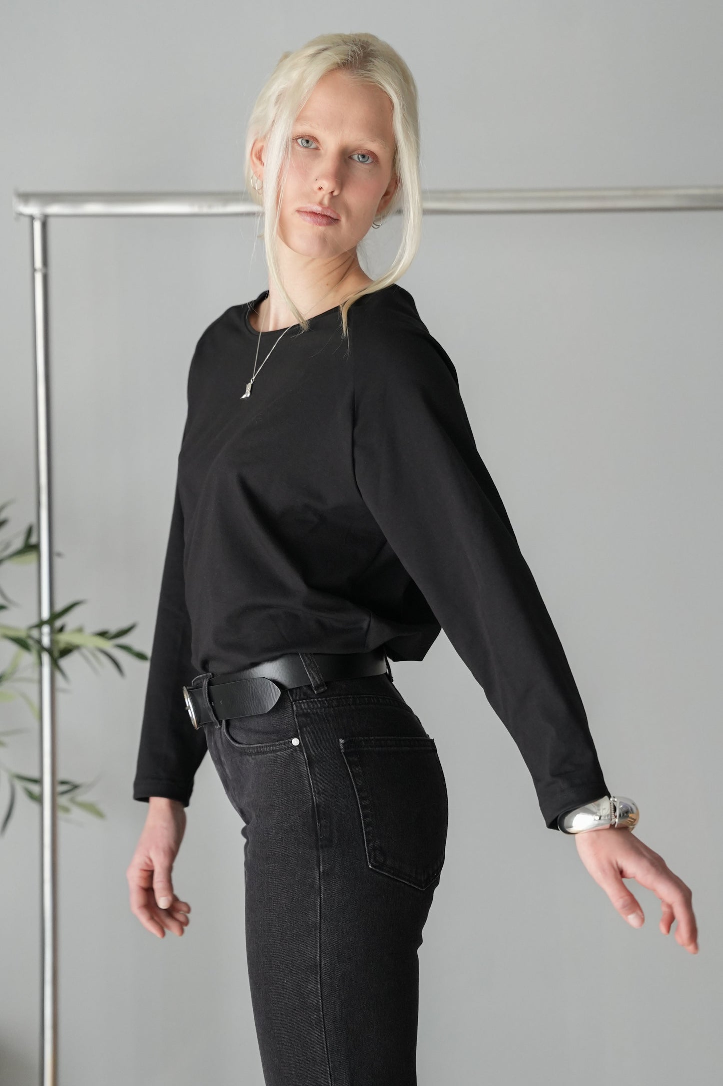 naisten musta pitkähihainen paita