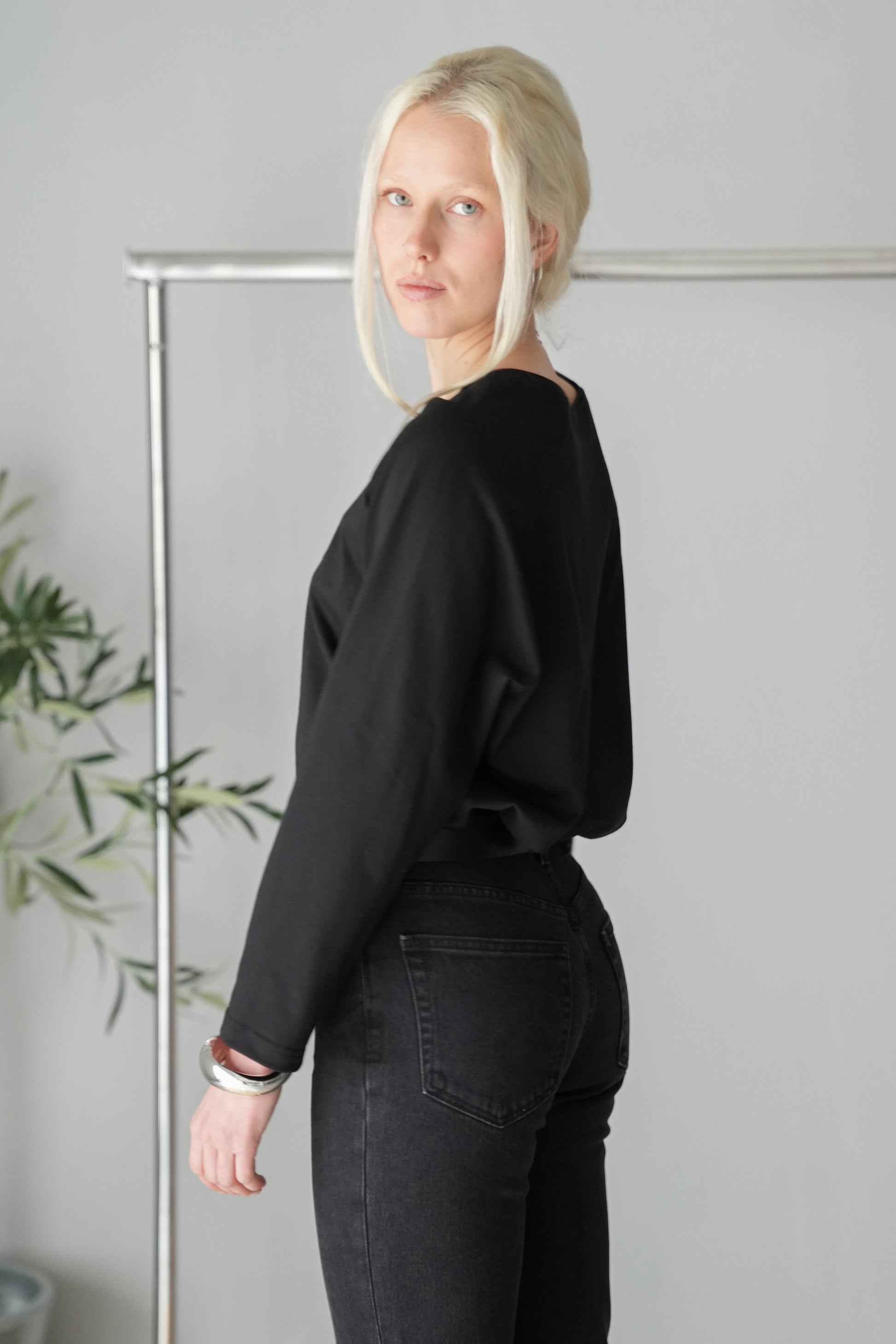 naisten musta pitkähihainen paita