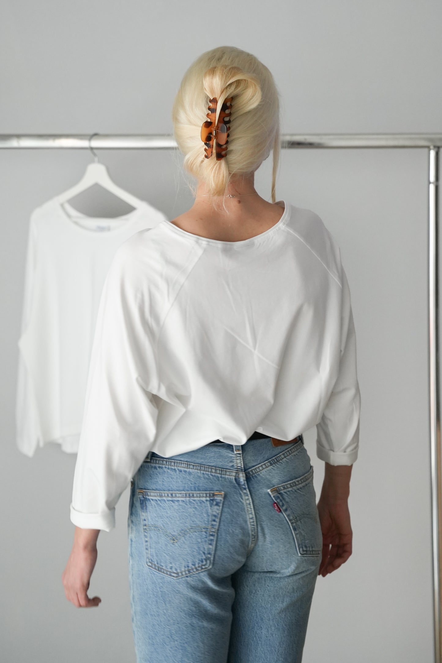 naisten valkoinen pitkähihainen paita