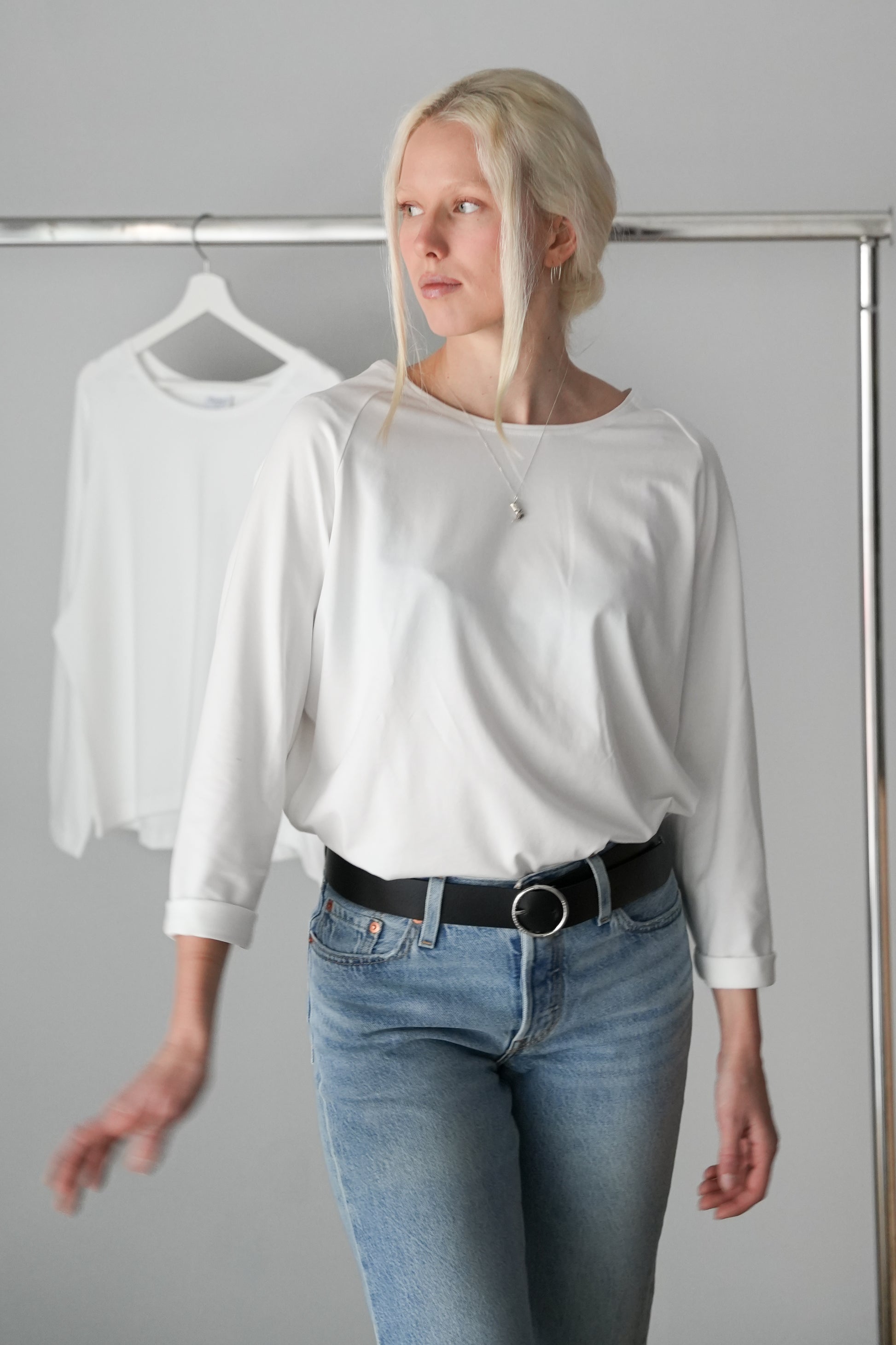naisten valkoinen pitkähihainen paita
