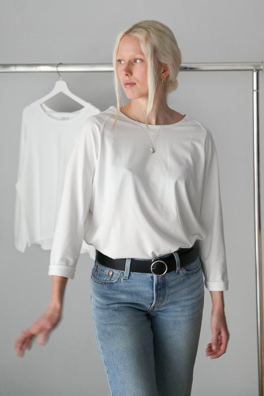 naisten valkoinen pitkähihainen paita