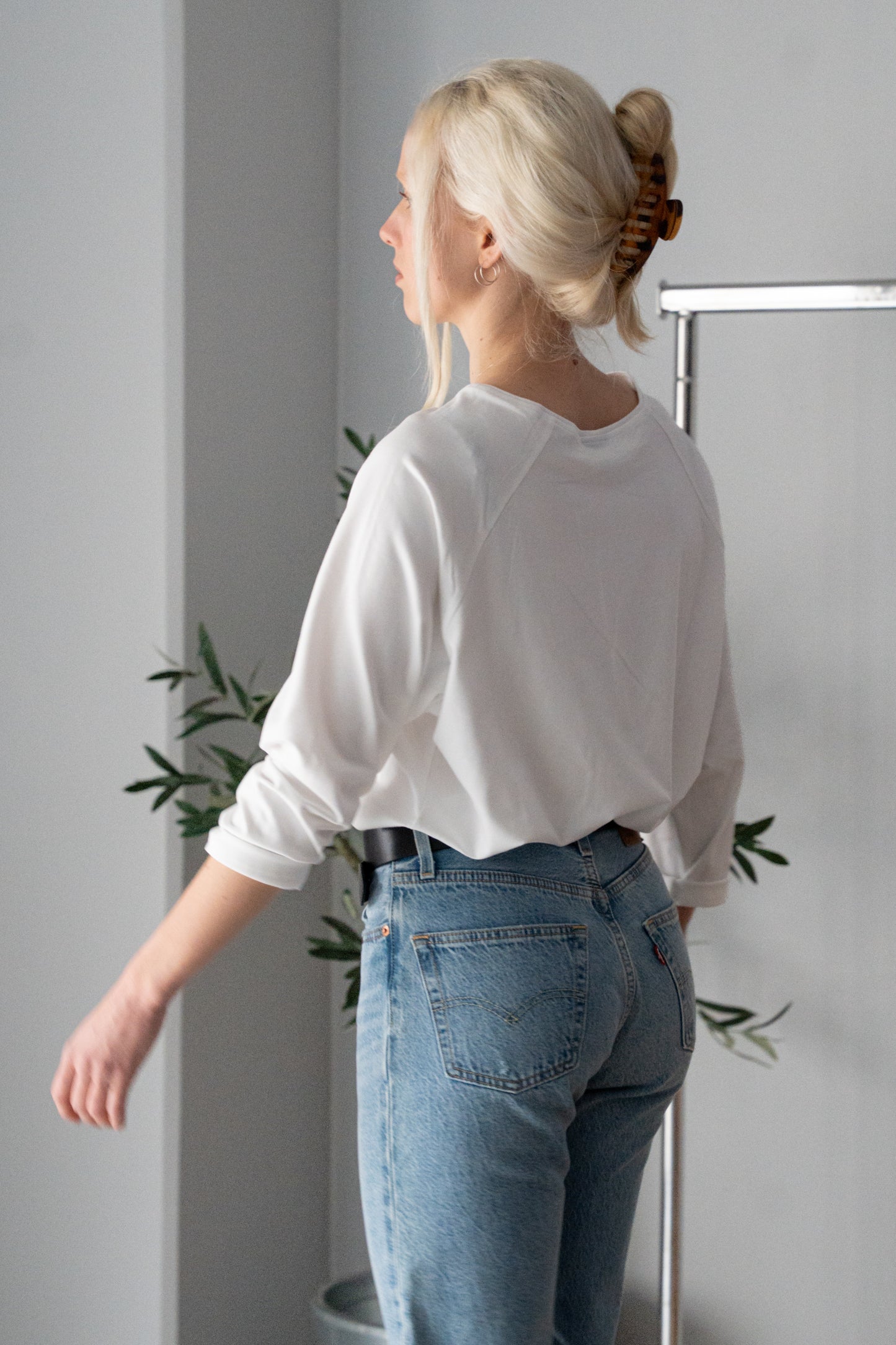 naisten valkoinen pitkähihainen paita