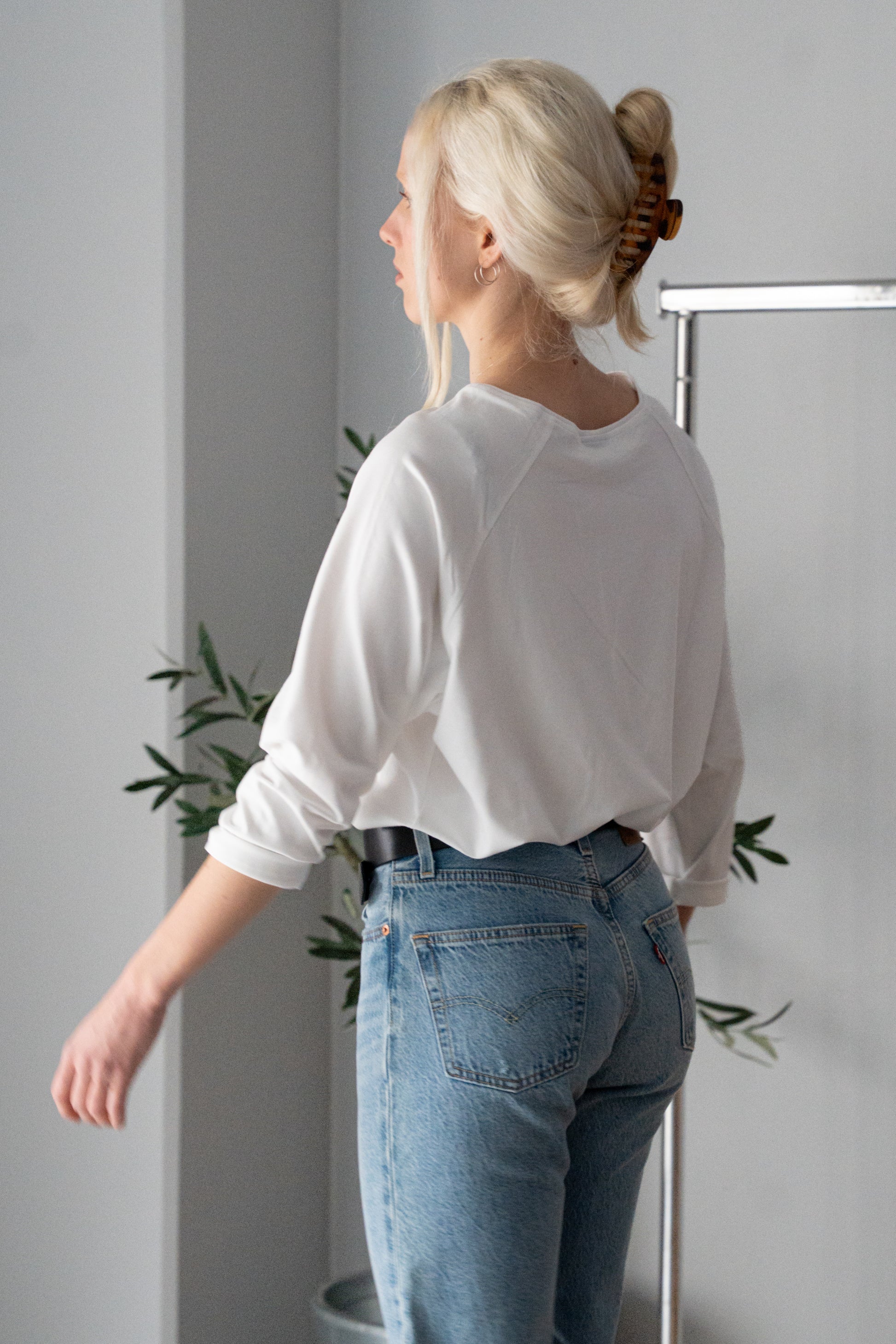 naisten valkoinen pitkähihainen paita