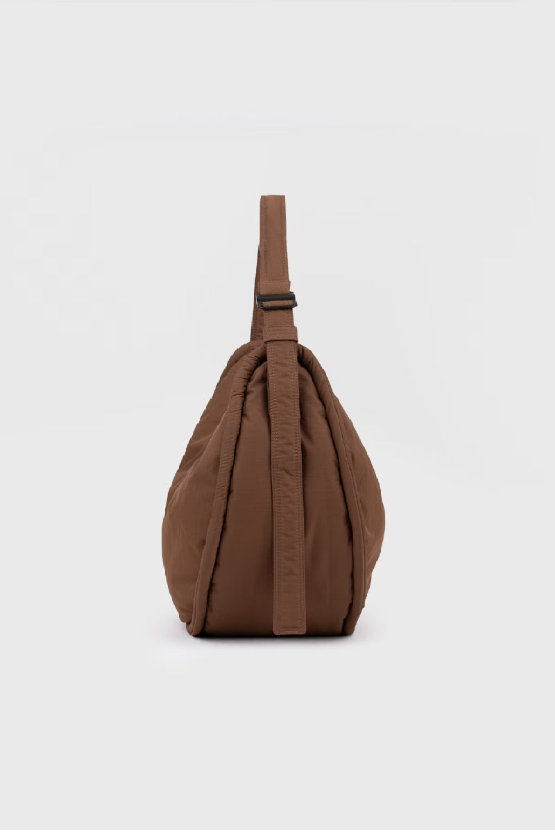 Sandqvist Curve Crossbody Round L - Dark taupe