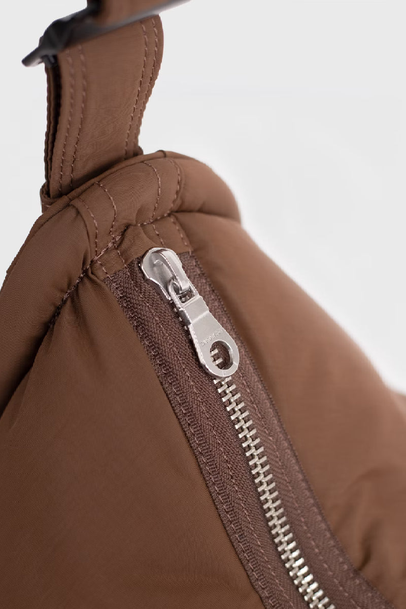 Sandqvist Curve Crossbody Round L - Dark taupe