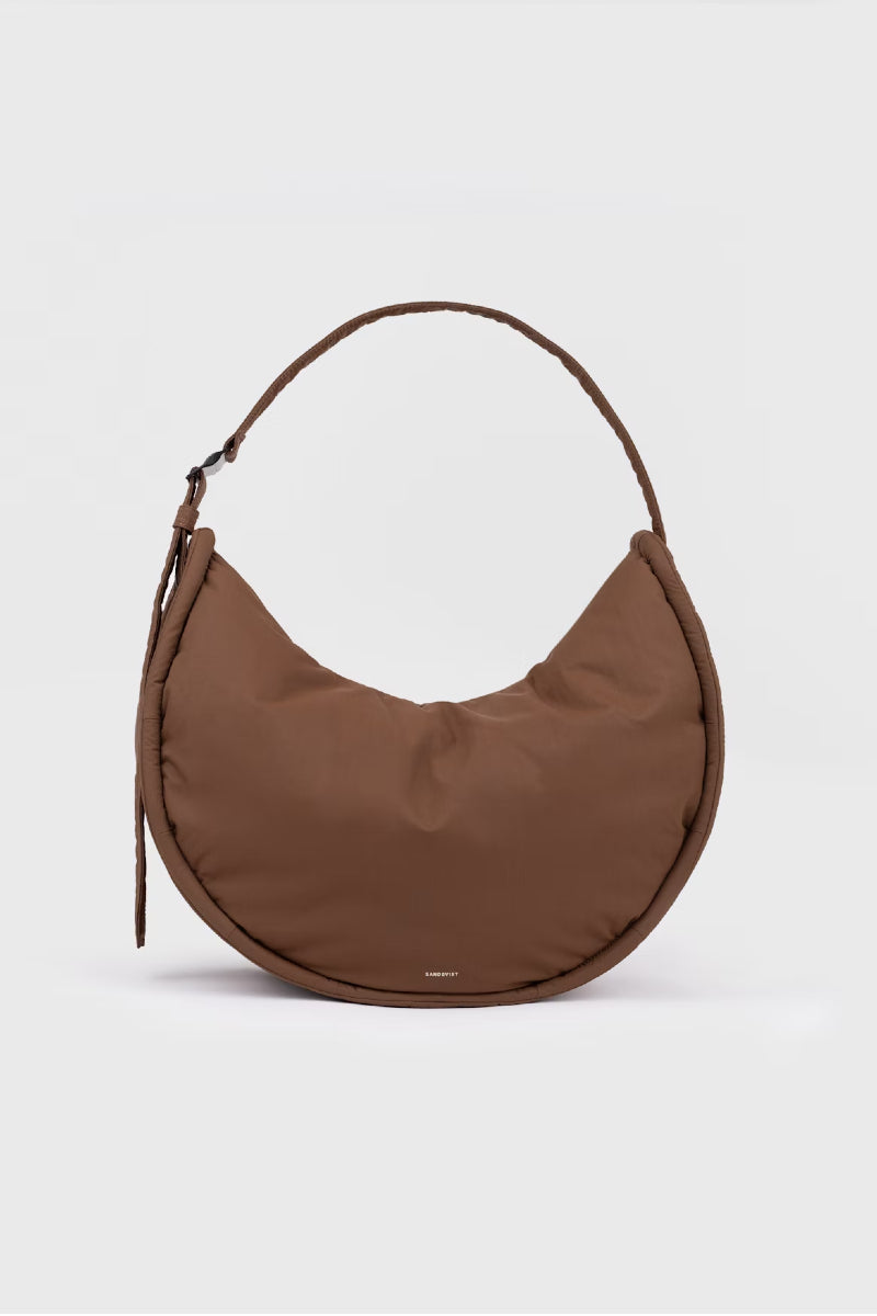 Sandqvist Curve Crossbody Round L - Dark taupe