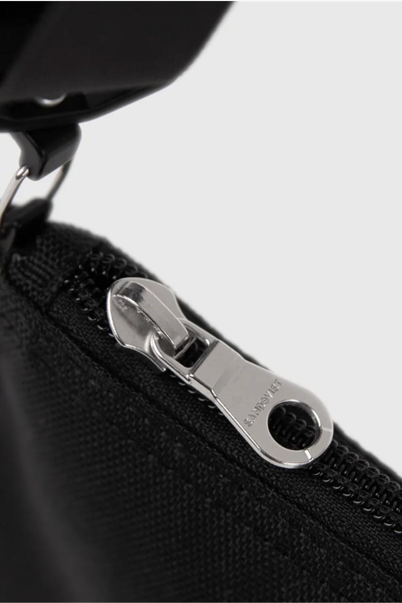 Sandqvist musta olkalaukku