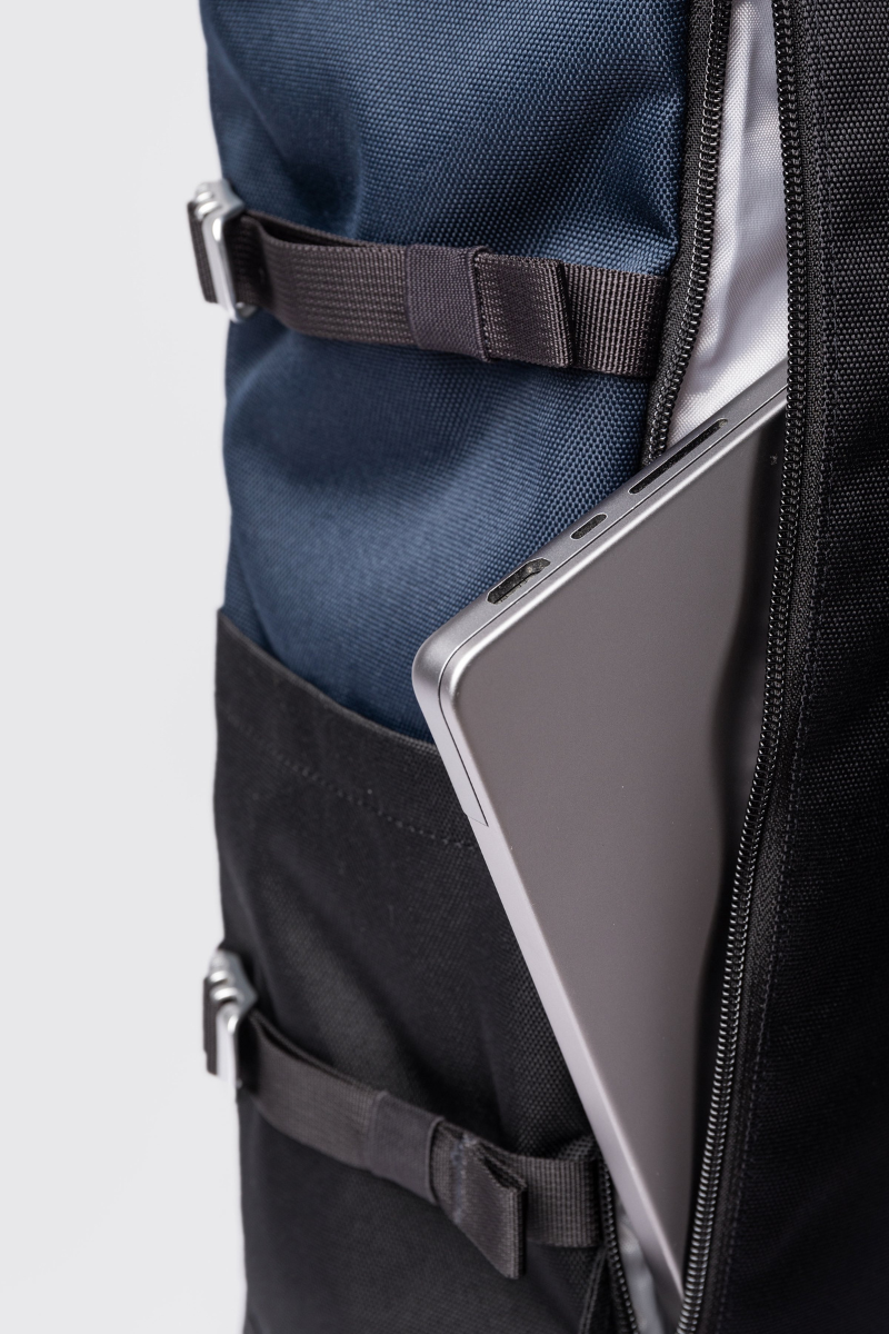 Sandqvist Icon Rolltop Backpack L - multi black / navy with black leather