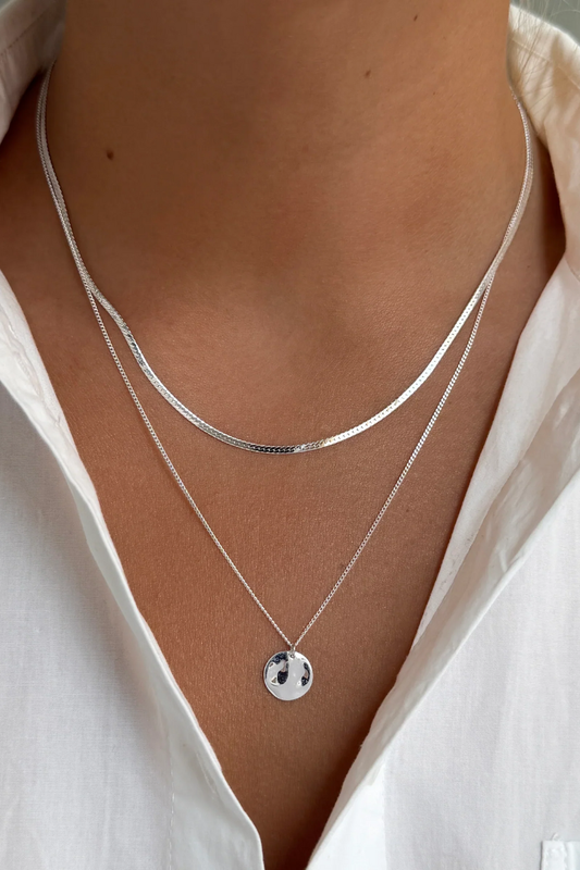 Syster P Minimalistica hammered necklace - silver