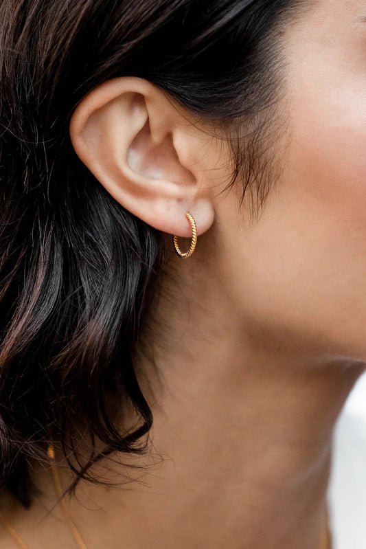 Syster P Beloved Twisted medium hoops - gold