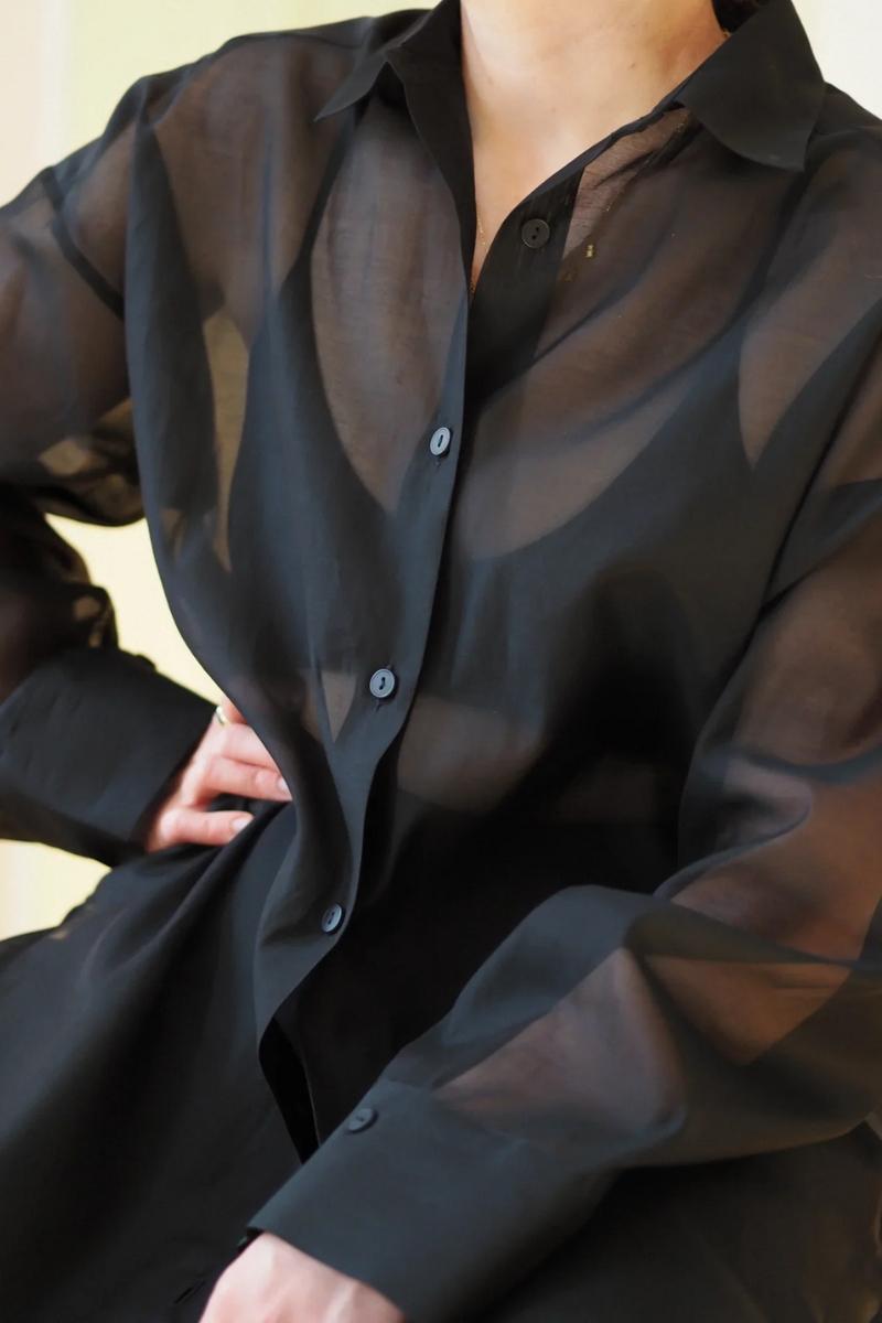 naisten musta kauluspaita