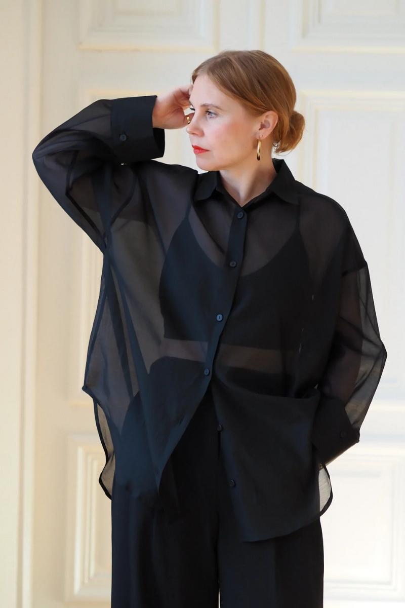 naisten musta kauluspaita