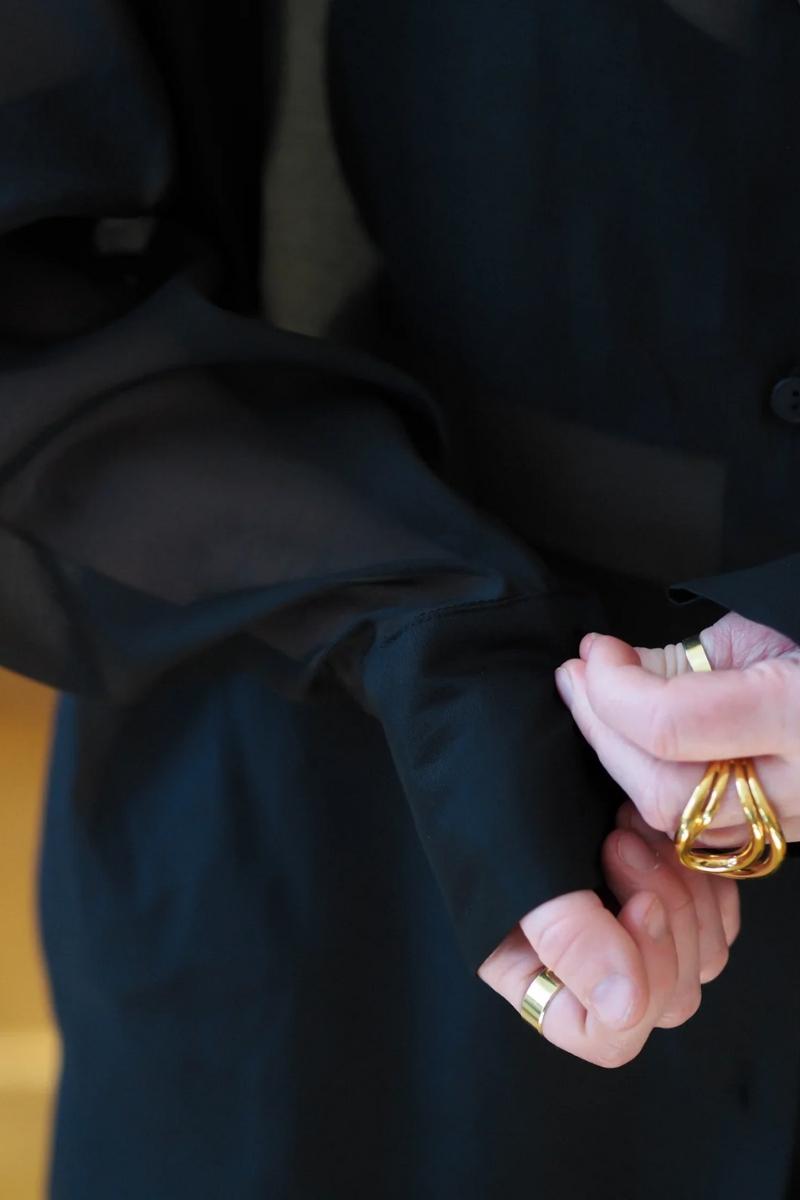 naisten musta kauluspaita