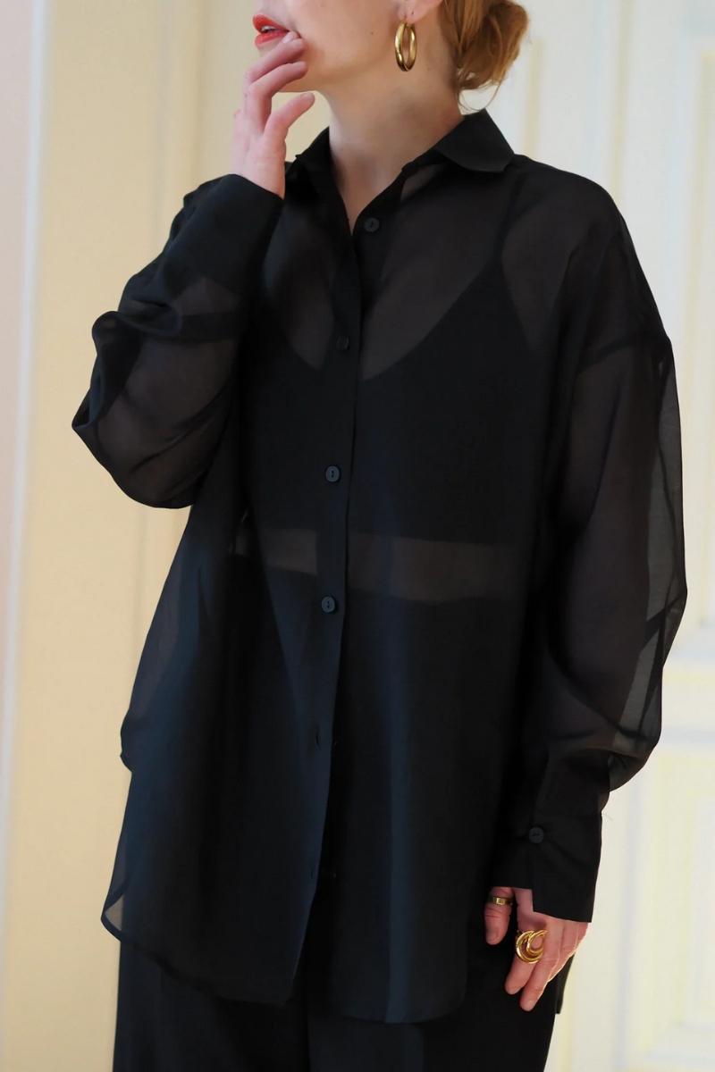 naisten musta kauluspaita