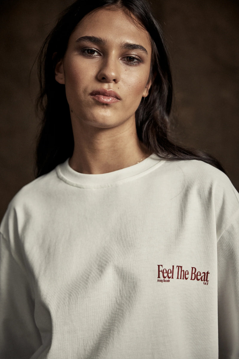 AVENY Berkeley Tee Feel The Beat - Almost White