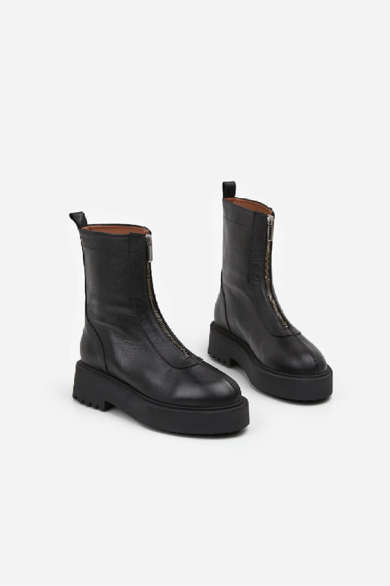 Flattered Alma - Black Leather