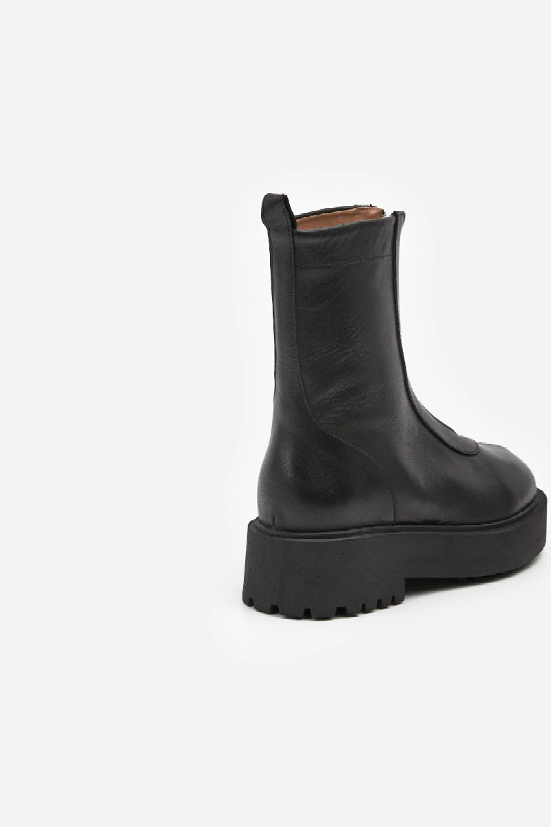 Flattered Alma - Black Leather