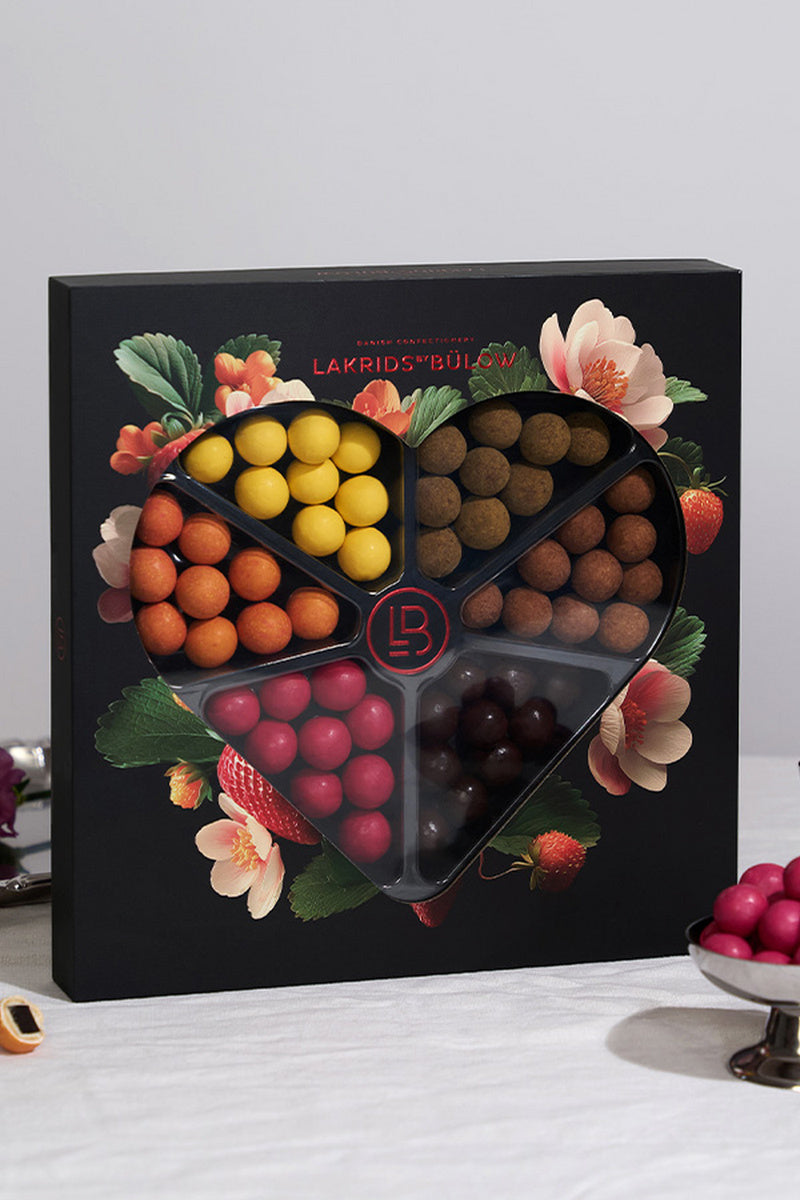 Lakrids by Bülow Love Color Selection Box 2026 – seitsemän maun lakritsilahja.